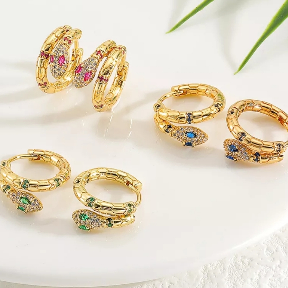 Beautiful earrings serpient